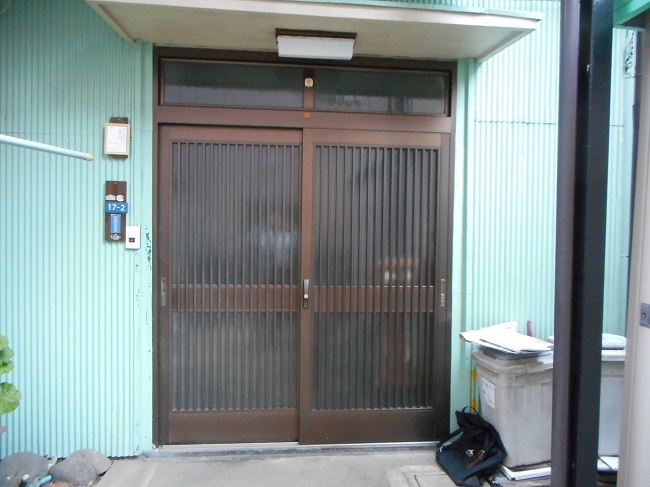 リフォーム前の玄関引戸の写真